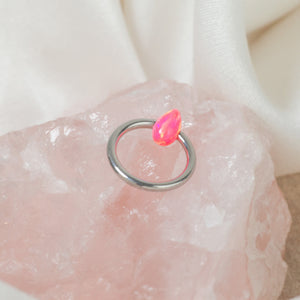 Ring in titanio ASTM F136 da implantologia certificato con opale. Questo scintillante ring realizzato in titanio nella parte frontale presenta uno splendido opale rosa 